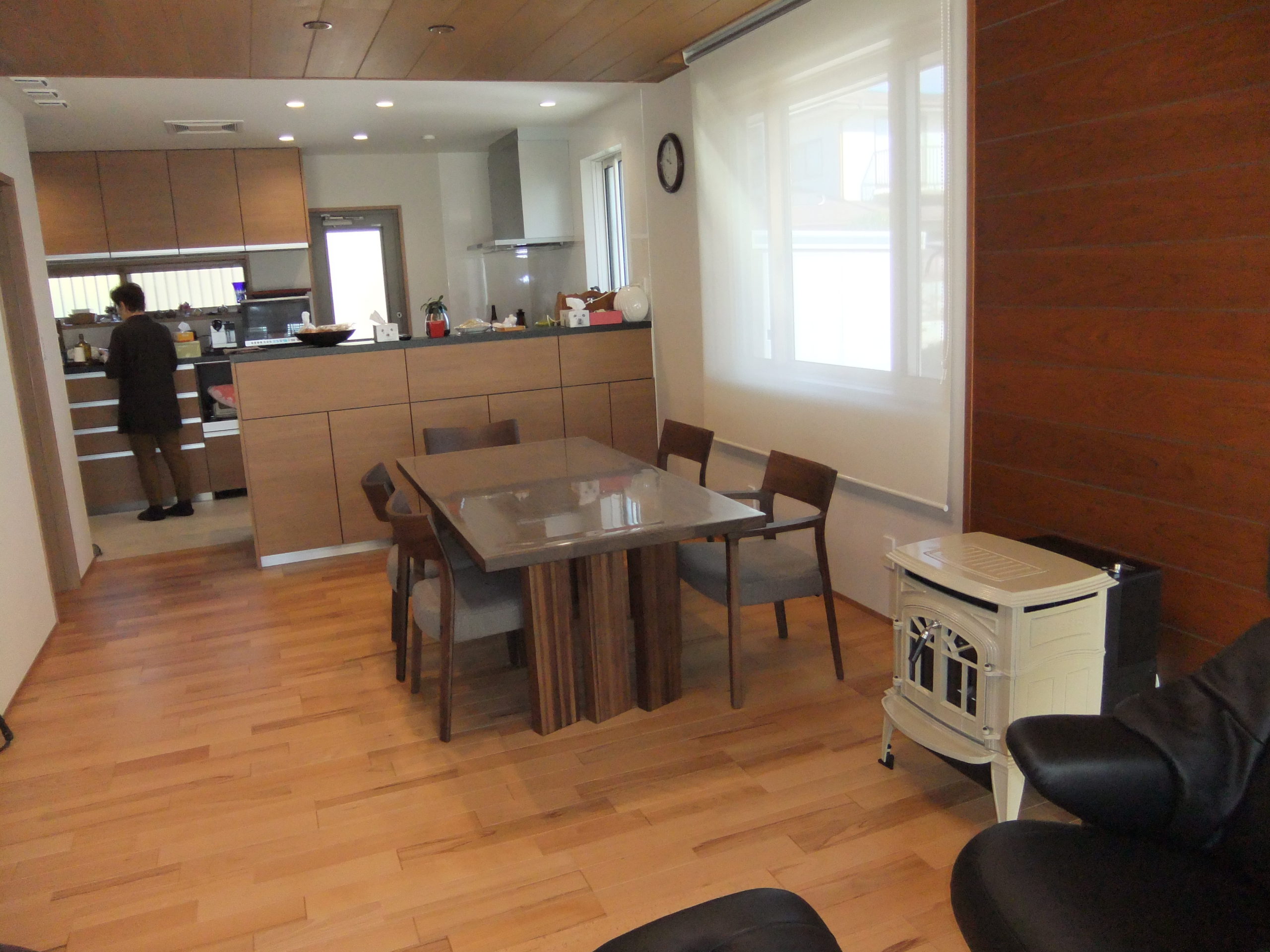 暖炉とザ ファーストでくつろぎのリビングを カリモク特約店エーアイディー