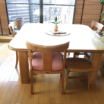 上手な壁面収納とくつろぎのソファ
